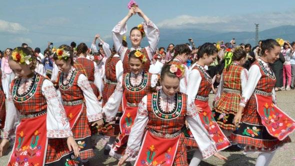 Festival Růží v Bulharsku Kamenný les u Varny Pobiti Kamani - známé také jako Kamenný les, je fascinující soubor kamenných sloupů dosahující výšky až 10 m, podle posledních odhadů, je stáří 50