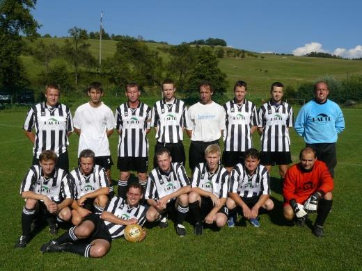 Muži - III. třída skupina A Horní řada zleva: Adam Vala, Štěpán Motl, kapitán Radim Ježík, Lubomír Rupa, Dušan Karlík, Vít Chovančík, Martin Krupa a brankář Jaroslav Mika.