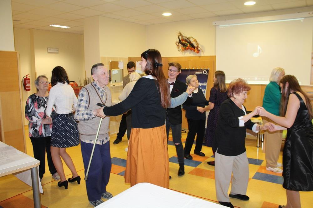 Naším aktuálním projektem je série vystoupení s názvem Hravé stáří. Máme v plánu s naším programem objet celkem 13 zařízení pro seniory v rámci okresu Karviná.