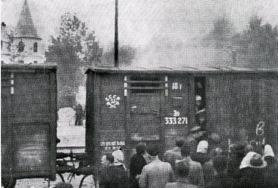 Deportovaní Tajně pořízená fotografie jednoho z nákladních vlaků, které odvážely tisíce nepřátel státu do pracovních táborů Gulagu, 1941.