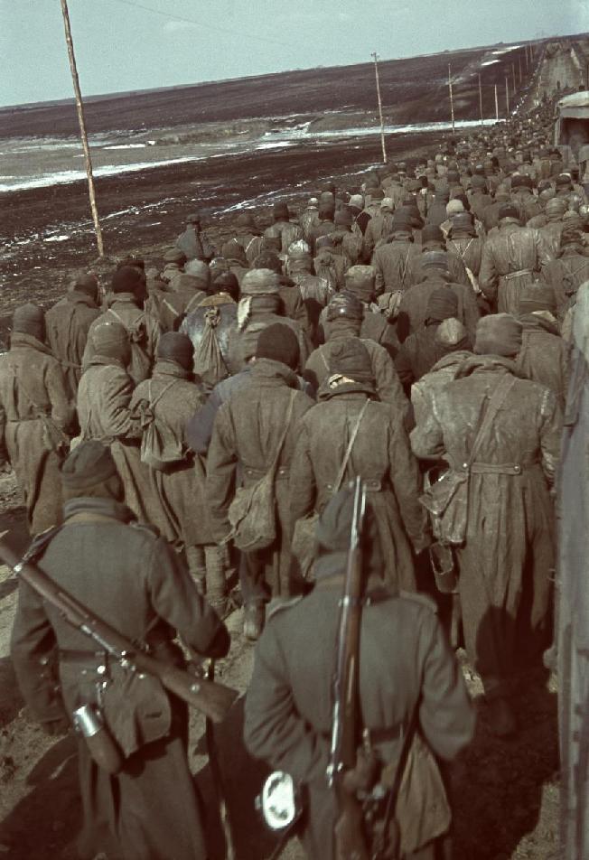 Váleční zajatci Fotografie zachycující sovětské zajatce na cestě u Charkova, 1941 V průběhu války a po jejím skončení bylo v Evropě přibližně 8 000 zajateckých táborů.