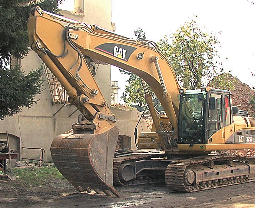 Každý stroj je standardně zapůjčen s jednou lžící Speciální demoliční stroje najdete na str. 14 PÁSOVÁ RÝPADLA Typ Hmotnost Max.