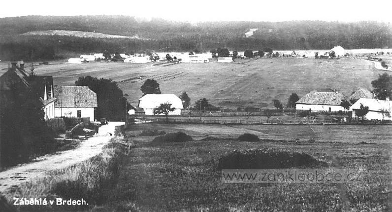 Typický pohled na obec Záběhlá je zobrazen na obrázku č. 2, kde jsou zachyceny některé domy s rozsáhlými pláněmi v jejich těsném okolí.