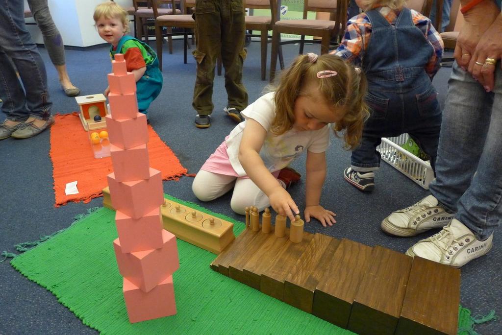 Montessori pedagogika Třístupňová výuka Výklad a prezentace nového učiva se provádí, tzv. třístupňovou (třífázovou) výukou.