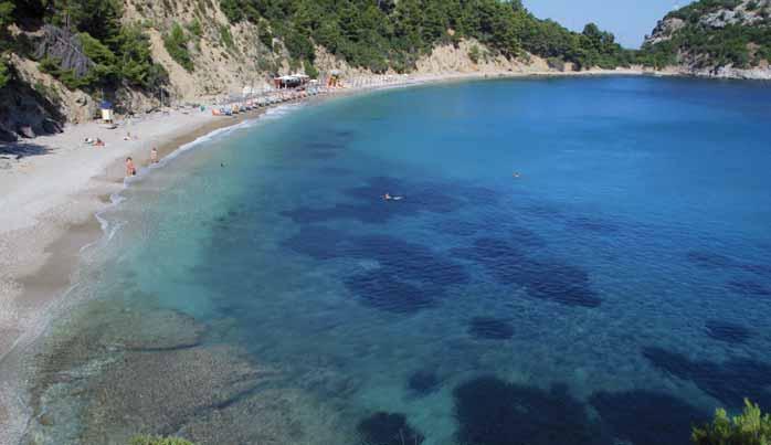 filmu Mamma Mia začíná v hlavní městě Skopelos. Následuje přejezd a návštěva vesnice Neo Klima - Elios. Nechybí ani zastávka v kostele Agios Ioannis, kde se natáčely neslavnější scény z filmu.