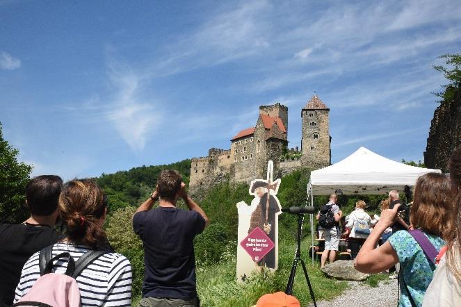 ČERVEN Divočina v městě Svatodušní neděle, 9. června, 10.00-17.00 hod. Uprostřed mezi-národního parku Thayatal-Podyjí leží nejmenší město Rakouska, Hardegg.