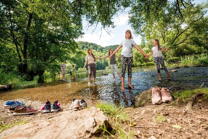 ČERVENEC Mlýny na řece Rodinná vycházka společně s národním parkem Podyjí Neděle, 14. července, 10.00 hod. Mnoho příběhů je spojeno s životem lidí podél hraniční řeky Dyje.