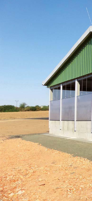 Polykarbonátové stěny Využití dutinkového polykarbonátu je u zemědělských staveb určených pro chov skotu poměrně široké používá se na střešní pláště i pro opláštění obvodových stěn stájí a dalších