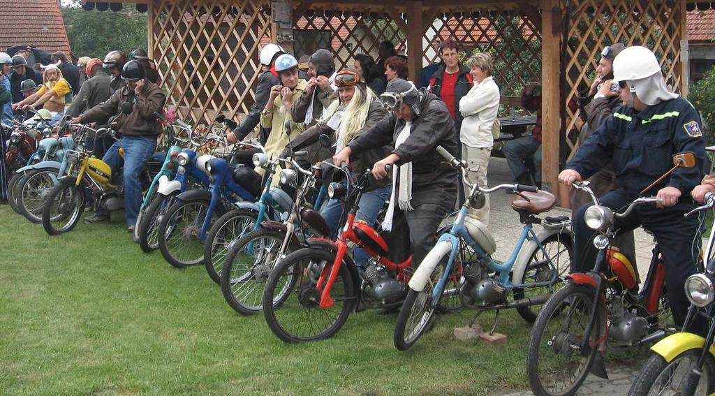 Spanilá jízda mopedů a pařezů V Borovnici se 1.