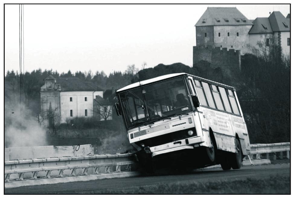 - Náraz autobusu do zkoušeného svodidla, - hmotnost busu 13t,