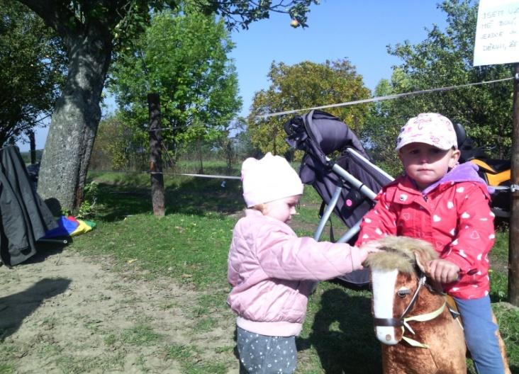 Přesto jsme ale stihli i divadelní přestavení ve školce, pohádku Bez práce nejsou koláče od divadelní společnosti Úsměv.