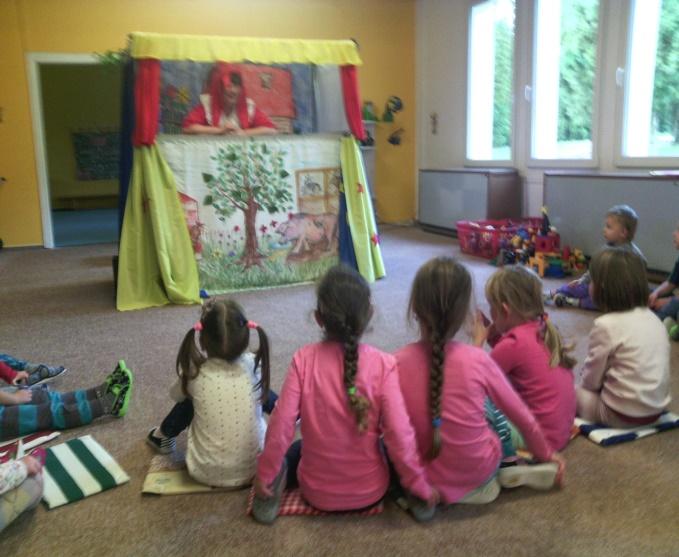 Dětským koutkem jsme přispěli do programu Chlumských koňovin, kde děti vyráběly papírové koníky na špejli, skládaly puzzle, skákaly přes překážky, házely na cíl a kromě dobré nálady byly odměněny i