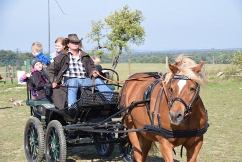 Vančurovi a všem, kteří si programu dne moc neužili a s ochotou se starali o dobré pokrmy, nápoje a zábavu pro děti.