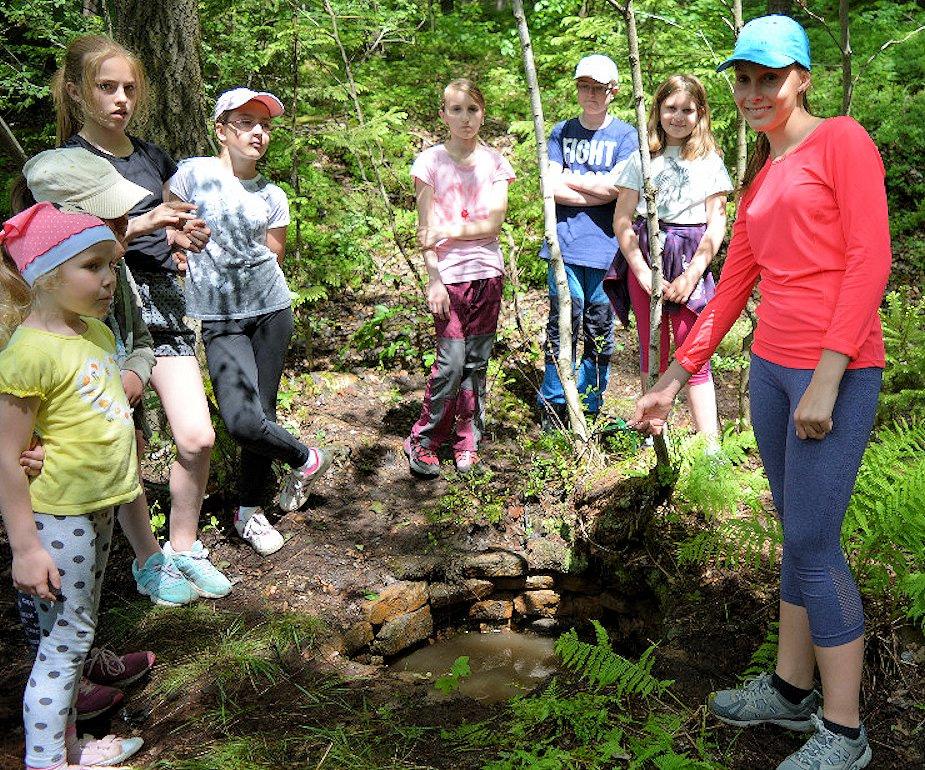 fický kulturní prvek naší krajiny. Jsme moc rádi, když dostaneme zprávu od studánkových pečovatelů nebo návštěvníků. Sami totiž celou republiku nemůžeme obcházet, objíždět.