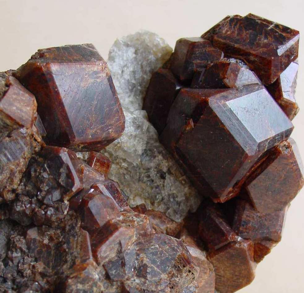 Grossular ve skarnu