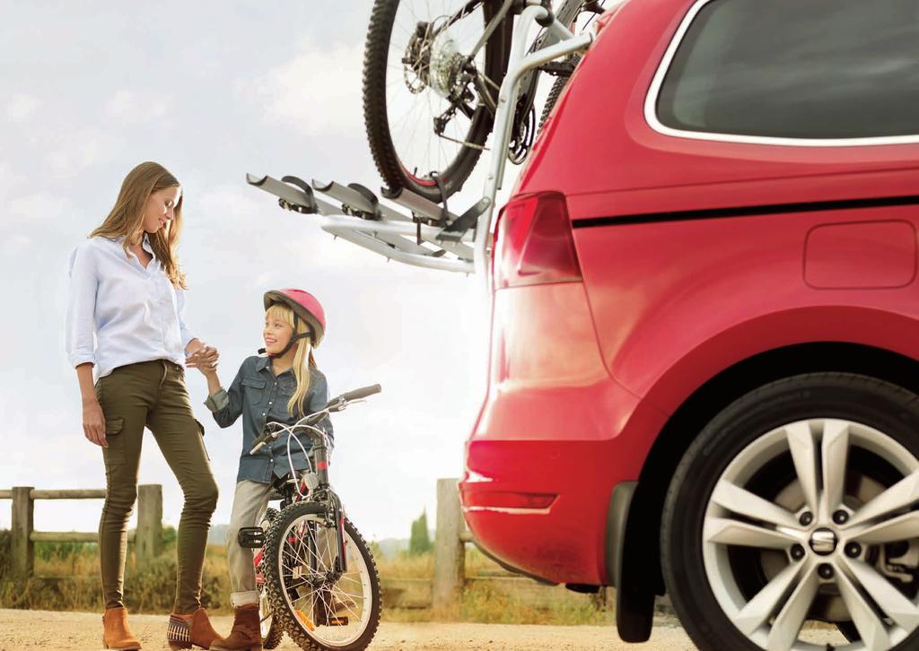 PŘEPRAVA NÁKLADU Nosič jízdních kol na dveře zavazadlového prostoru Můžete bezpečně přepravovat až tři jízdní kola, a ještě ušetříte místo.