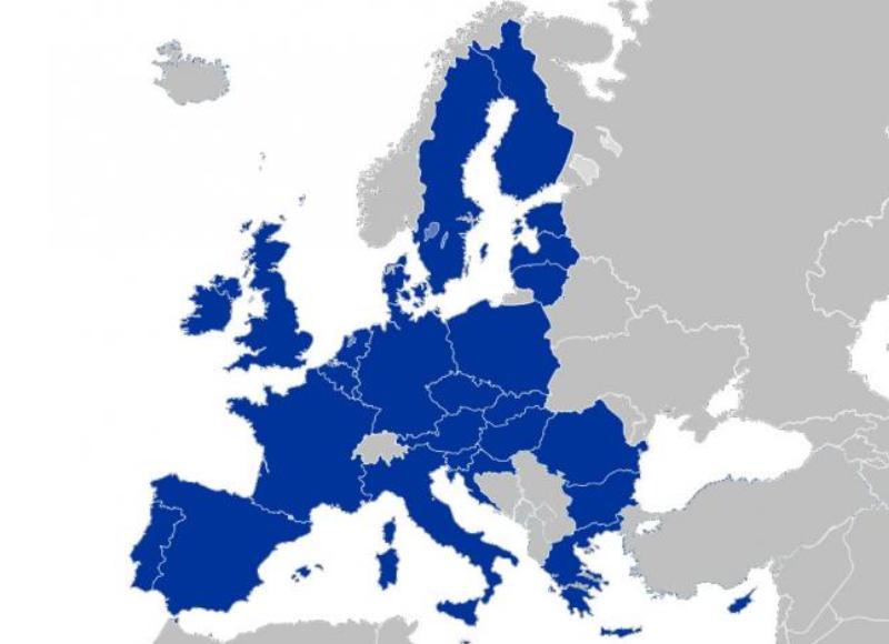 SOUČASNÝ STAV V ČLENSKÝCH STÁTECH EU Směrnice 95/46/ES Nakládání s osobními údaji je v současnosti v Evropské unii upraveno směrnicí 95/46/ES ze dne 24.