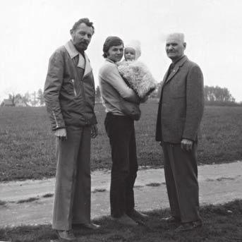 číslo 7/8 15 ŽIJÍ MEZI NÁMI Čtyři Voráčkové na cestě v Nové Pace Heřmanicích na podzim roku 1973: Děda Jaroslav, táta Jaroslav, já v jeho náručí Jak se jméno Voráček objevilo v Nové Pace Dětství jsem