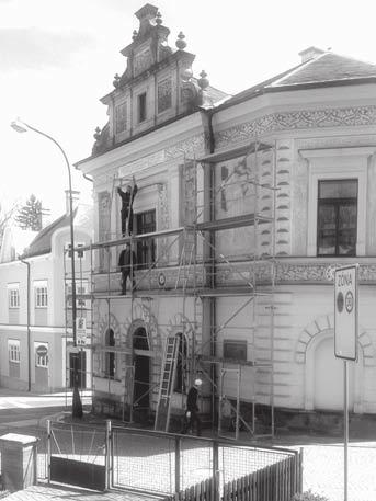 číslo 7/8 29 FASÁDA SUCHARDOVA DOMU JE RESTAUROVÁNA JIŽ PO NĚKOLIKÁTÉ Suchardův dům patří rozhodně mezi nejpěknější, ale i nejzajímavější stavby v našem městě.