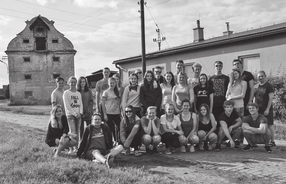 32 ACHÁT - měsíčník pro občany Nové Paky a okolí CHMELOVÁ ZKUŠENOST OČIMA NOVOPACKÉ GYMNAZISTKY Na našem gymnáziu je tradicí, že žáci druhého ročníku střední školy absolvují týdenní brigádu na chmelu.