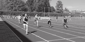 číslo 7/8 39 Z NOVOPACKÉHO SPORTU STOVKA NEJMENŠÍCH ADEPTŮ KRÁLOVNY SPORTU ZAPLNILA LETNÍ STADION O předposledním květnovém čtvrtku se za příznivého počasí sešli nejmenší adepti královny sportu se