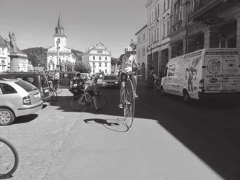 číslo 7/8 43 NOVÁ PAKA PŘIVÍTALA JOSEFA ZIMOVČÁKA Při osmém ročníku veřejné cyklotour (v čele s Josefem Zimovčákem na vysokém kole) Na kole dětem na podporu onkologicky nemocných dětí zavítal peloton