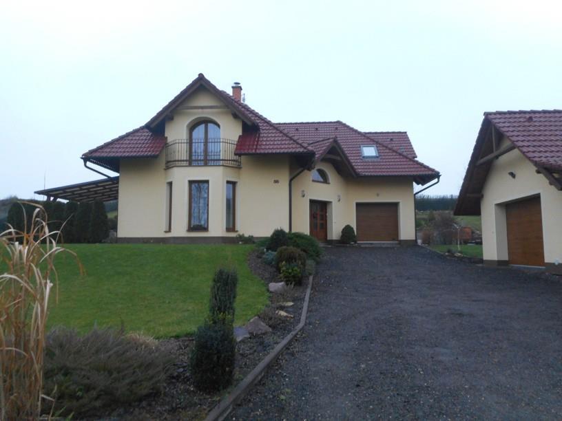 Rodinný dům čp. 55 na pozemku p.č. st. 91, garáž bez čp/če na pozemku p.č. st. 92 a pozemky p.č. st. 91, p.č. st. 92 a pozemek p.č. 642/2, to vše v k.ú. Benátky obce Benátky. Pozemky: st. 91; st.