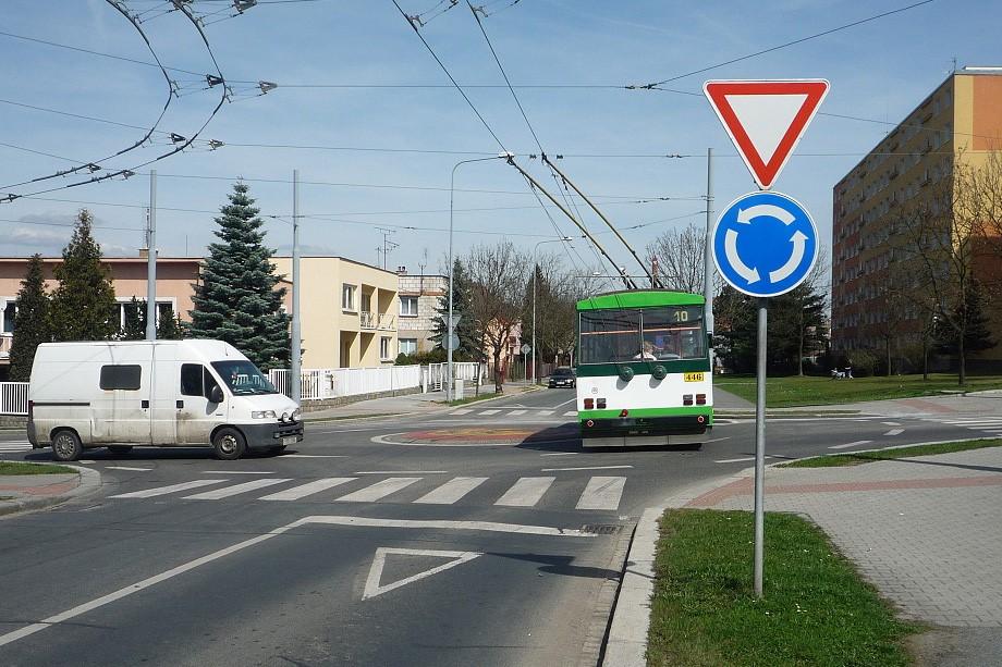 Příklad 9: Miniokružní křižovatka Miniokružní křižovatka místních komunikací Mohylova a Na Dlouhých se nachází v okrajové části Plzně.
