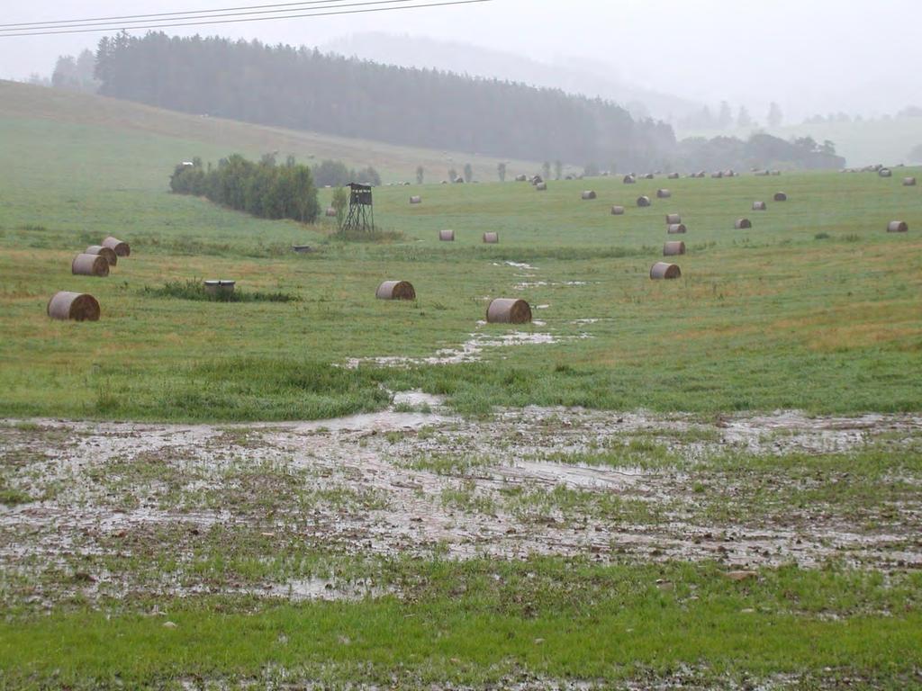 Retenční kapacita krajiny je přibližně konstanta při velkých srážkách může být zanedbatelná.