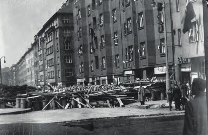 Průvodce protektorátní Prahou Barikáda u kina Aero v Biskupcově ulici, 7. května 1945 (MDH) 4 Biskupcova 1733/31 Ve dvoře domu sídlilo kino Aero, existující dodnes.