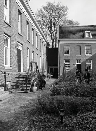 3 Chrán né bydlení ve m st P i studijní cest do Holandska jsem narazila na p kný p íklad chrán ného bydlení v centru Amsterdamu, který poukazuje na možnosti rodinného bydlení.
