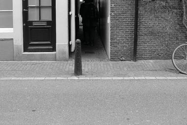 Tyto dvory jsou idylická místa bez ruchu m sta, a kde se zdá, jako by se zastavil as. Obrázek 1, 2: P íklady hofjes v centru Amsterdamu. Foto: Kate ina Netopilová 3.