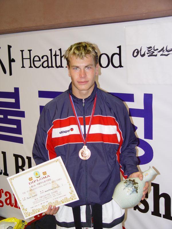 Rok 2004 15. 20. září 2004 se koná v paláci taekwonda v korejském Pchjongjangu oficiálně 1.