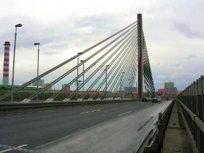 LANOVÝ MOST Konstrukci lanového mostu tvoří dvakrát 14 dvojic ocelových lan.