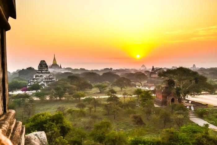Západ slunce v Baganu. [mwm-aal-display] Proč Barmu navštívit? Barma je ráj pro milovníky památek, chrámů a pagod.