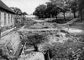 10 11 Obr. 10. Praha 2-Vy ehrad, pohled na sever do právû odkr vaného pfiíkopu pfied Sv. Vavfiincem v jiïní sondû z roku 1931. (Archiv Archeologického ústavu AV âr, Praha, v. v. i.) Obr. 11. Vy ehrad na Jüttnerovû plánu Prahy z let 1811 1815 s pfiibliïn m vyznaãením doloïen ch nebo pfiedpokládan ch úsekû ranû stfiedovûkého pfiíkopu.