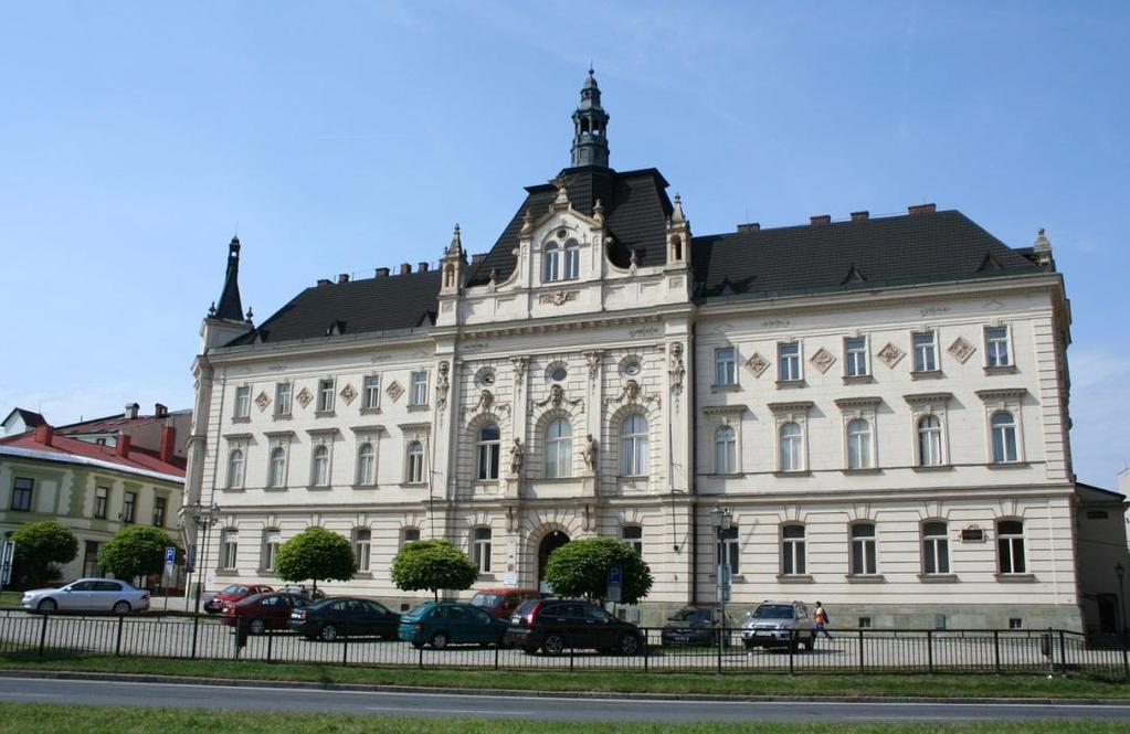 Historiská budova z roku 1898 byla projektována známým architelktem Josefem Hudetzem. Nad vstupními dveřmi byly umístěny dvě sochy umělce Josefa Skotnici.