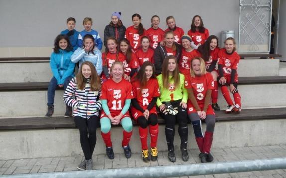 Coca Cola školský fotbalový pohár (dívky-kraj) Ve čtvrtek 20. dubna se v Temelíně odehrálo druhé kolo školského fotbalového poháru Coca Cola Cup v kopané dívek.