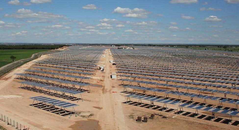 Naše zařízení přinášejí vysokou efektivitu. A vám vysoké výnosy. Referenční zařízení: Solární park v El Calaverónu (Španělsko) Výkon: 21,2 MWp Počet Conergy PowerPlus 220/230P: 96.