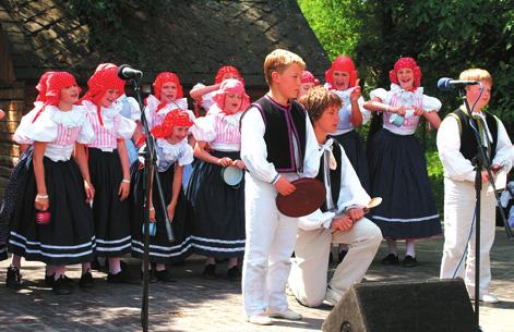 Vystoupení doprovází většinou muzika Krušpánek. KRUŠPÁNEK, Velká Bystřice Vedoucí souboru: Eva Kadalová a Mgr. Lenka Langerová Vedoucí muziky: Mgr.