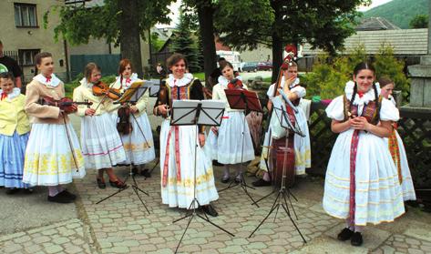 MUZIKA KRUŠPÁNEK, Velká Bystřice Vedoucí muziky: Mgr. Lenka Černínová Muzika Krušpánek vznikla v roce 2008. Základem byla děvčata tanečnice ze souboru Krušpánek.