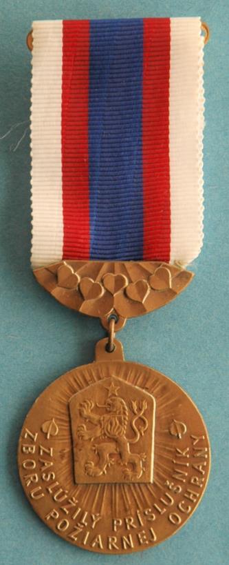 Avers: V horní části medailonu je umístěn státní znak ČSSR, zpod kterého vybíhají na všechny strany paprsky.