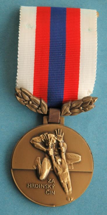 Medaile je kruhového tvaru o ø 40 mm a tloušťce 3 mm.
