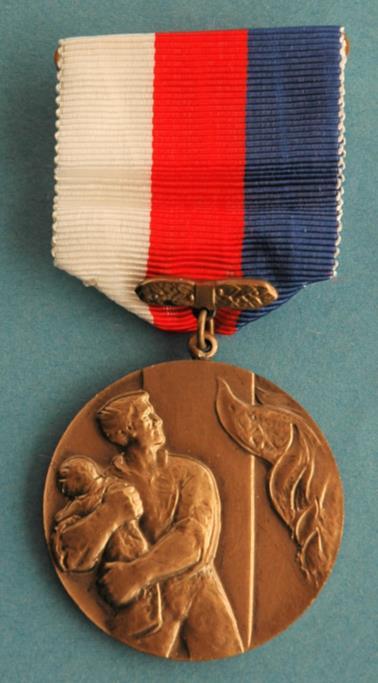Medaile Za hrdinský čin (verze SSR) Medaile je uložena v etuji o rozměrech 78 x 118 mm, vínově červené barvy. Uvnitř víko pokryto bílým hedvábím a medaile leží na vínově červené sametové podložce.