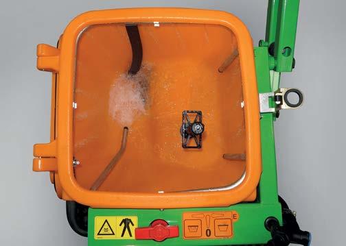 UF Přesné přimíchávání pesticidu Bezpečná a rychlá práce díky přimíchávací nádržce Přimíchávací nádrž o objemu 55 litrů určená pro rychlou a čistou práci je velmi snadno přístupná vepředu vlevo u