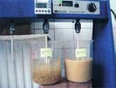 SOVAK Časopis oboru vodovodů a kanalizací, číslo 9/2014 strana 29/285 Obr. 2: Srovnávací míchací pokusy se syntetickým (vlevo) a škrobovým pomocným koagulantem (vpravo) Obr.