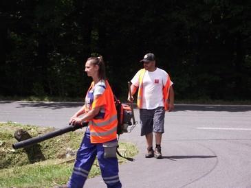 samotné zametání, tak i např. odstraňování plevele. Svoz košů je zajišťován pravidelně 3x týdně. Obr. 9: Údržba veřejných prostranství Obr.