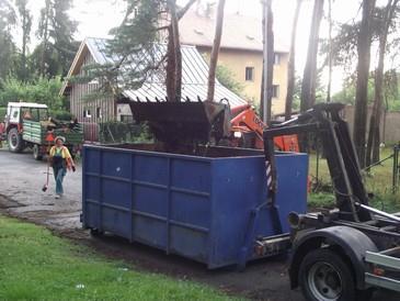 TSÚ starají. Vzhledem k tomu, že řada místních komunikací nemá asfaltový povrch, zajišťují TSÚ pravidelné vyspravování výtluků.