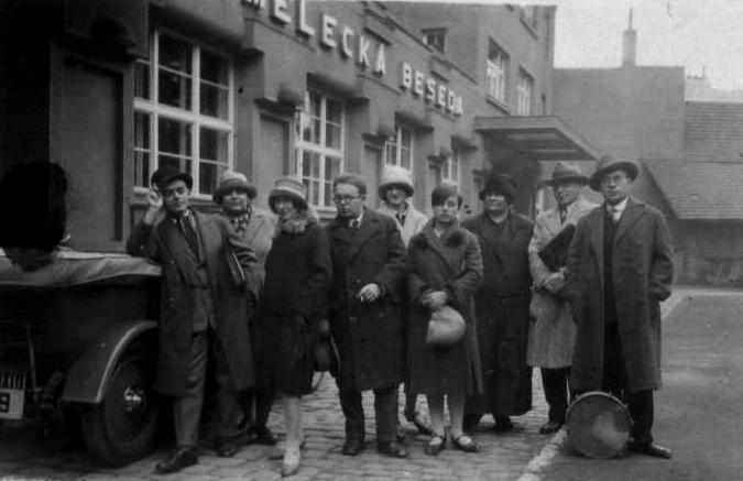 Členové Dada před budovou Umělecké Besedy. Zleva E. F.