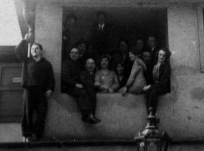 Burianová, (neznámý), Josef Trojan Členové Dada během pauzy v prvním patře budovy divadla